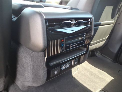 New 2026 Jeep Grand Wagoneer L Limited w/ 8-Passenger Seating Package AWD/4WD image 17
