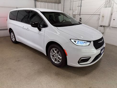Used 2025 Chrysler Pacifica Select FWD image 4
