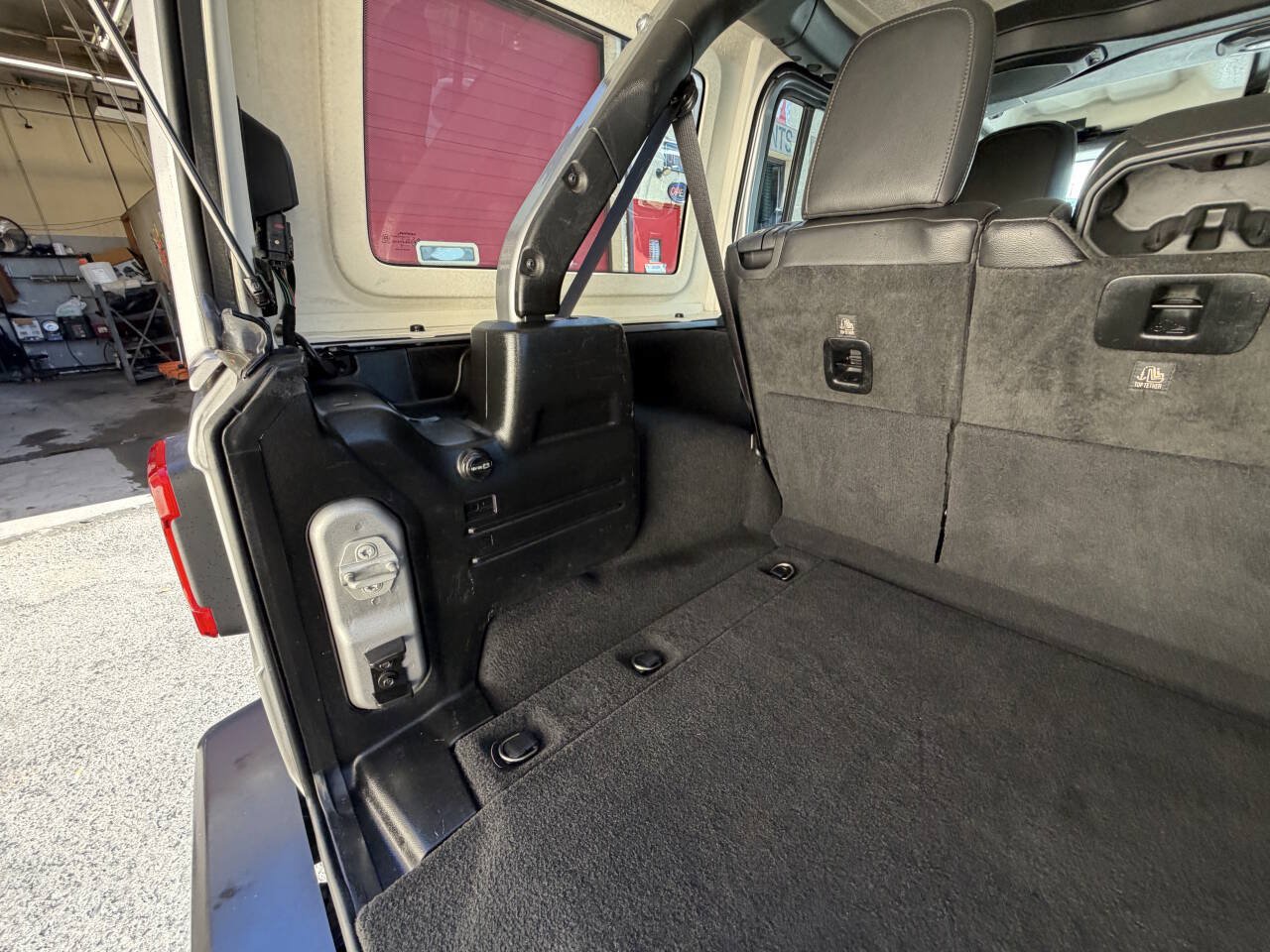 Used 2018 Jeep Wrangler Unlimited Sahara AWD/4WD image 28