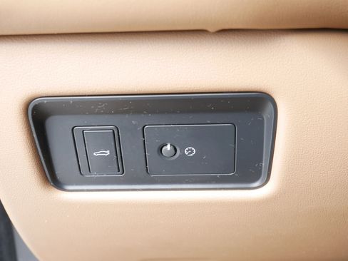 Used 2021 Jaguar XF SE image 20