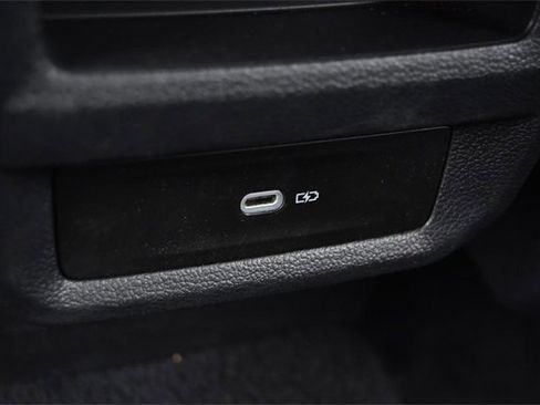 Certified 2022 Volkswagen Taos SE w/ Panoramic Sunroof Package image 24