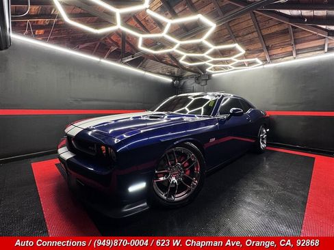 Used 2014 Dodge Challenger SRT8 RWD image 2