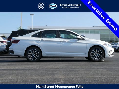 New 2025 Volkswagen Jetta SE image 2