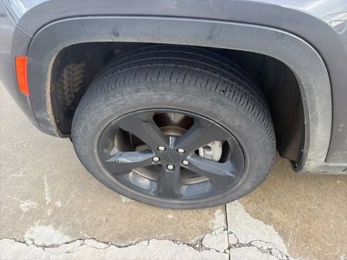Used 2024 Jeep Grand Cherokee L Altitude AWD/4WD image 6