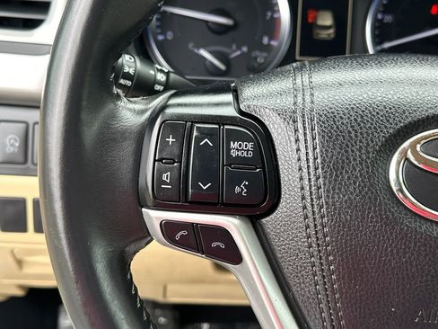 Used 2019 Toyota Highlander XLE FWD image 28