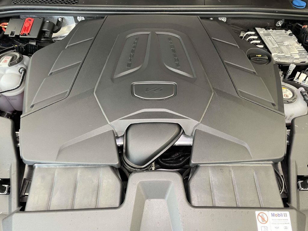 Certified 2024 Porsche Cayenne AWD/4WD image 24