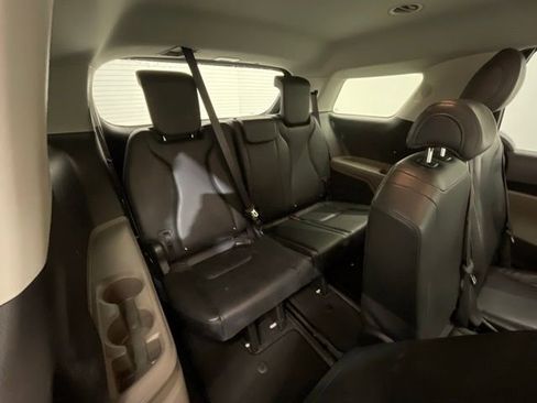 Used 2025 Kia Carnival FWD image 25