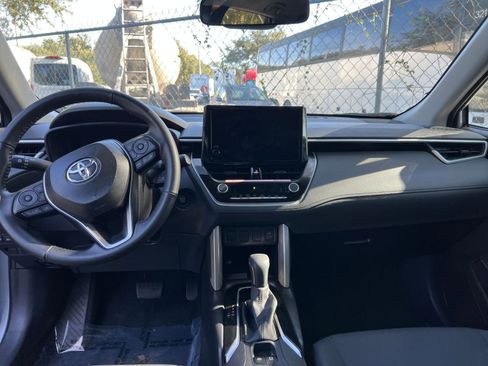 Used 2025 Toyota Corolla Cross LE image 27