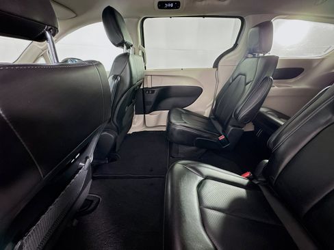 Used 2024 Chrysler Pacifica Touring-L FWD image 23
