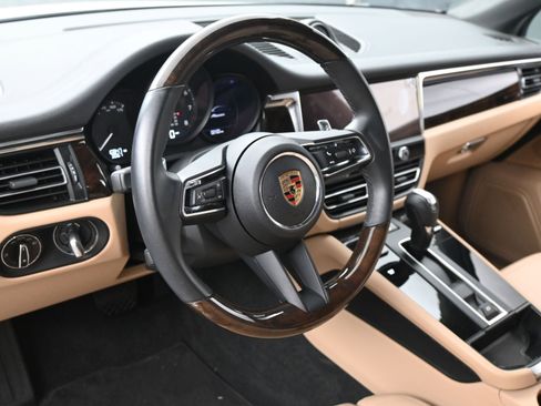 Certified 2025 Porsche Macan image 5