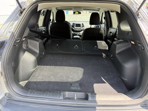 Used 2019 Jeep Cherokee Latitude w/ Cold Weather Group AWD/4WD image 16