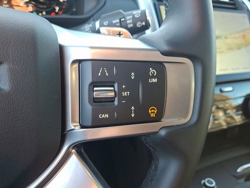 Used 2025 Land Rover Discovery Dynamic SE image 22