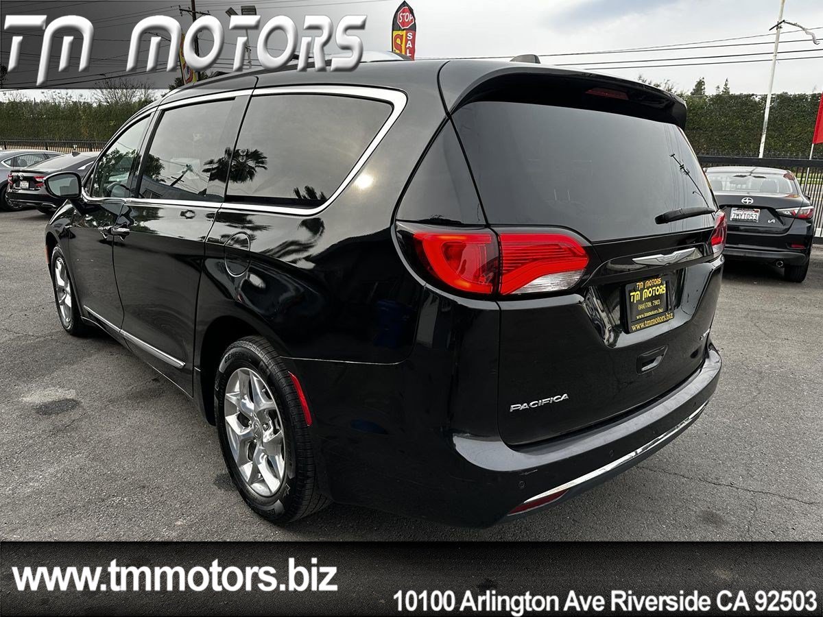 Used 2017 Chrysler Pacifica Limited w/ UConnect Theater Package FWD image 4
