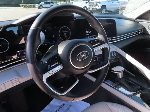 Used 2022 Hyundai Elantra Limited image 16