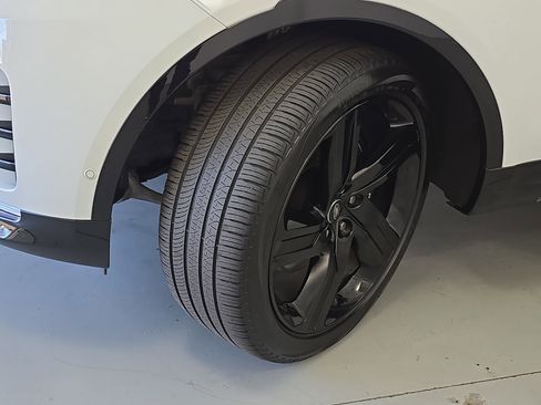 Certified 2024 Land Rover Discovery Metropolitan Edition image 34