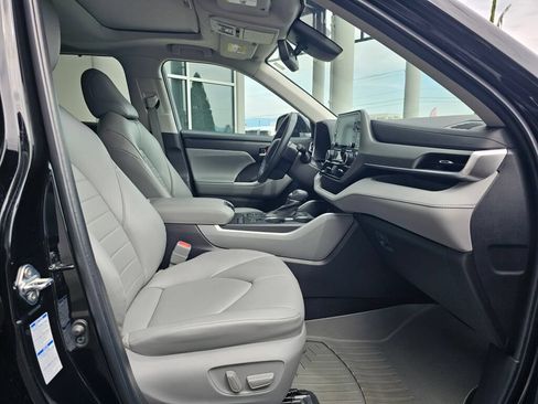Used 2022 Toyota Highlander XLE AWD/4WD image 11