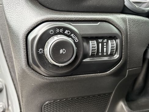 Used 2019 Jeep Wrangler Unlimited Sahara AWD/4WD image 12