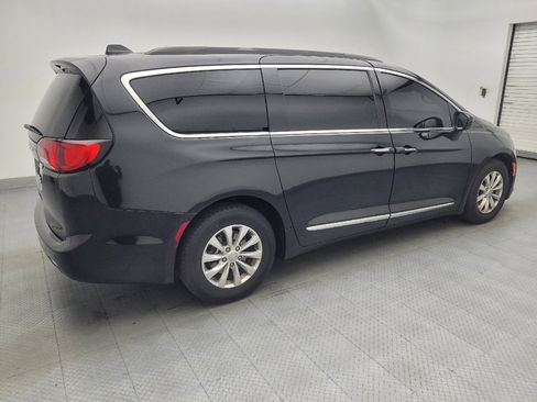 Used 2017 Chrysler Pacifica Touring-L FWD image 10