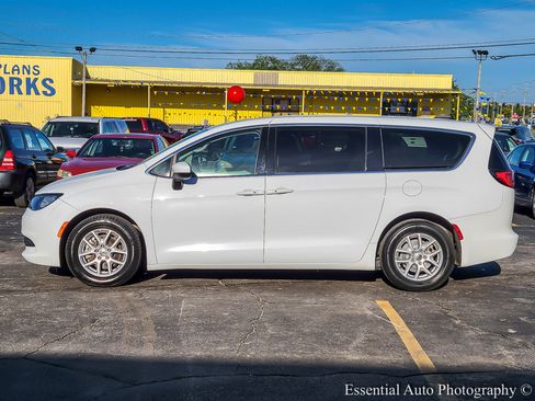 Used 2023 Chrysler Voyager LX FWD image 2