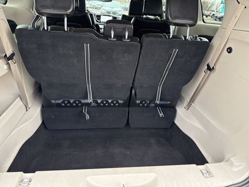 Used 2023 Chrysler Pacifica Touring-L image 18