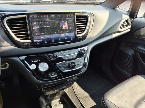 Used 2025 Chrysler Pacifica Select FWD image 22