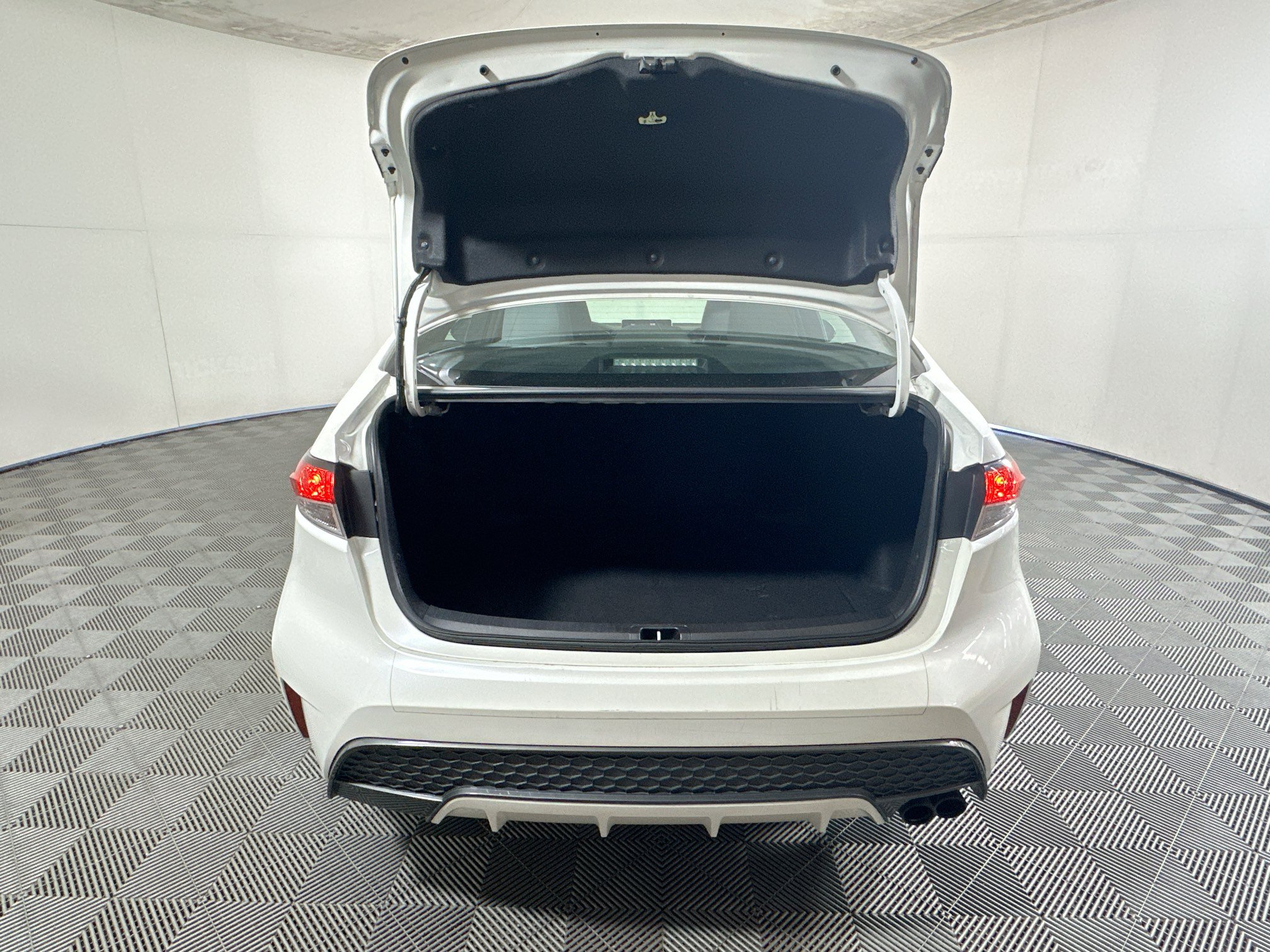 Used 2020 Toyota Corolla SE w/ SE Premium Package FWD image 31