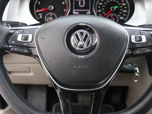 Used 2015 Volkswagen Golf S image 34