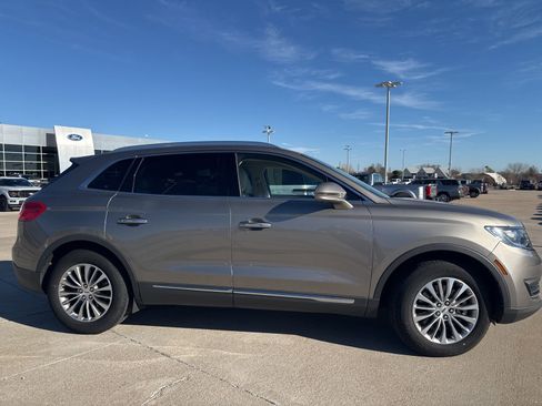Used 2017 Lincoln MKX Select w/ Select Plus Package image 2