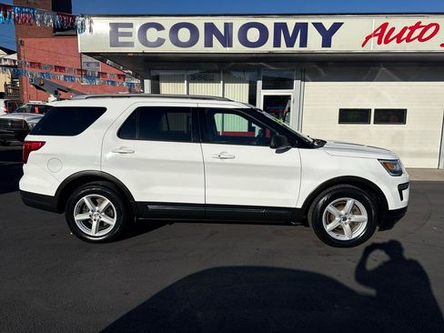 Used 2018 Ford Explorer XLT FWD image 2