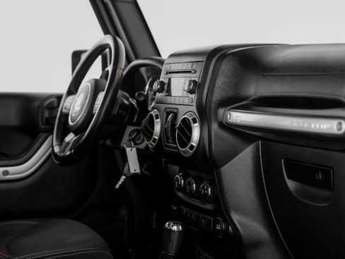 Used 2018 Jeep Wrangler Unlimited Sahara AWD/4WD image 19