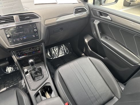 Certified 2022 Volkswagen Tiguan SE w/ Panoramic Sunroof Package FWD image 16