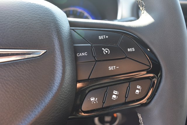 Used 2025 Chrysler Pacifica Limited FWD image 24