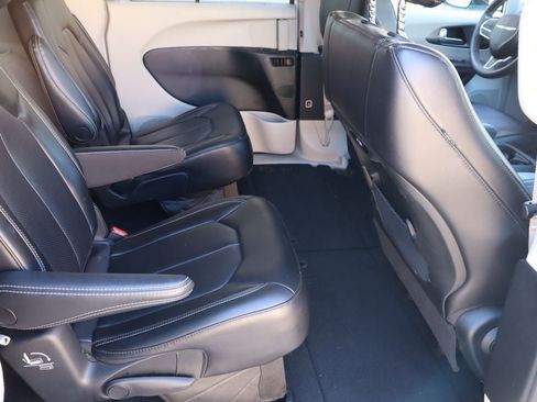 Used 2023 Chrysler Pacifica Touring-L FWD image 18