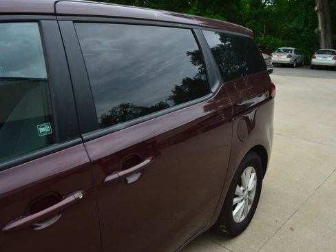 Used 2017 Kia Sedona LX FWD image 5