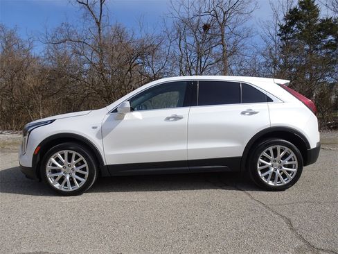 Certified 2022 Cadillac XT4 Luxury w/ Cold Weather Package image 2