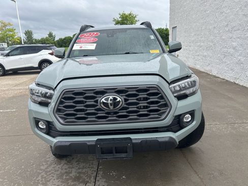 Used 2022 Toyota Tacoma TRD Off-Road w/ TRD Premium Off Road Package AWD/4WD image 2