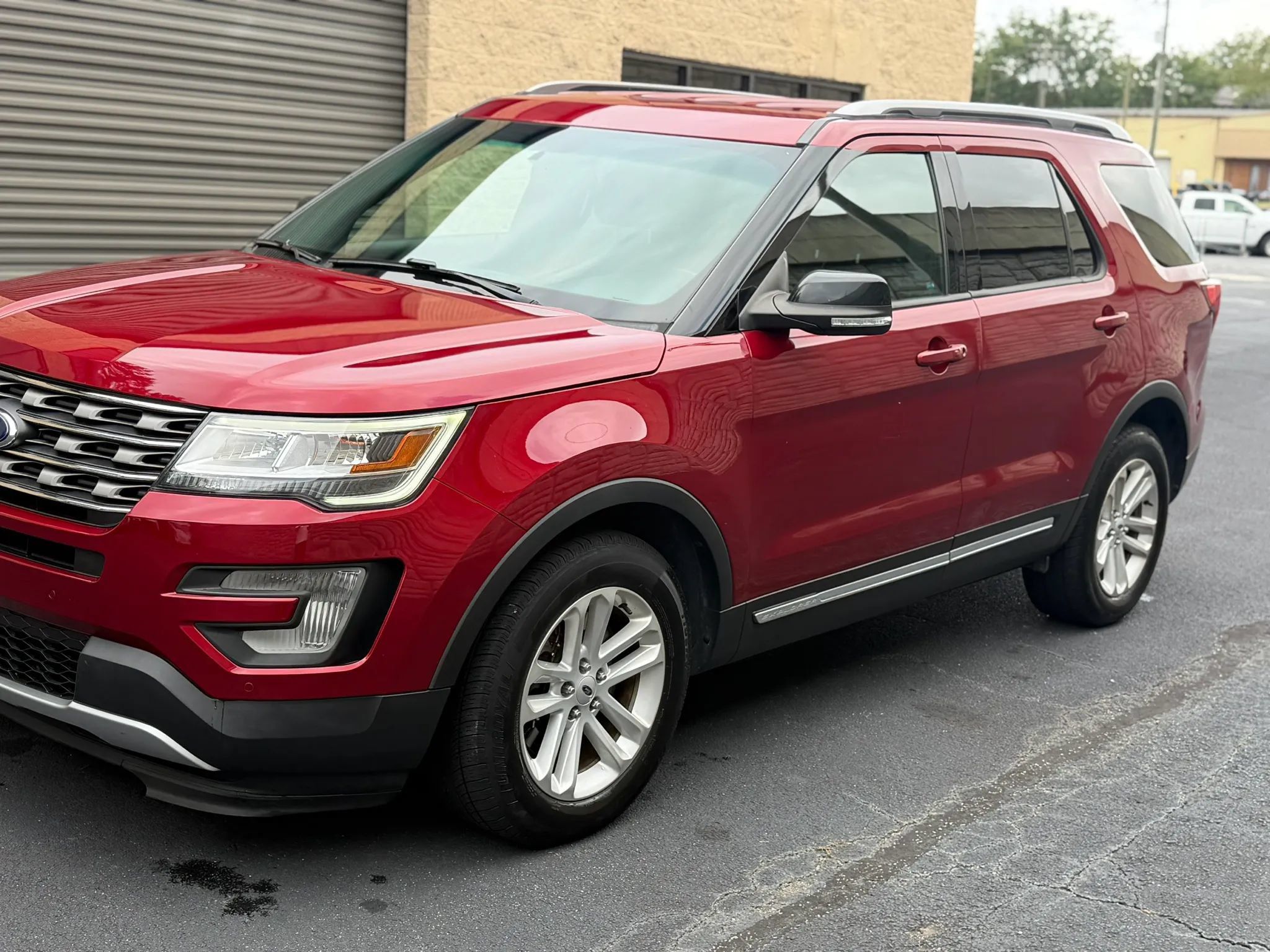 Used 2017 Ford Explorer XLT w/ Equipment Group 202A FWD image 40