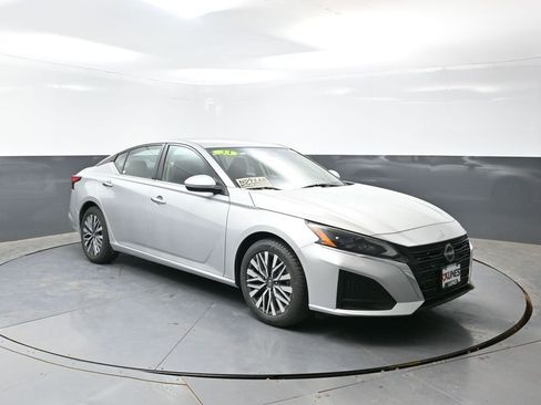 Used 2023 Nissan Altima 2.5 SV FWD image 5