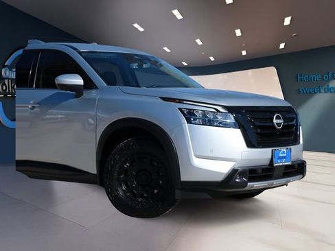 Used 2023 Nissan Pathfinder SL w/ Black Appearance Package image 2