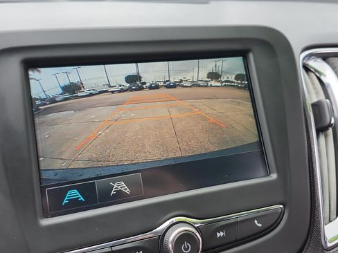 Used 2017 Chevrolet Malibu LT image 25