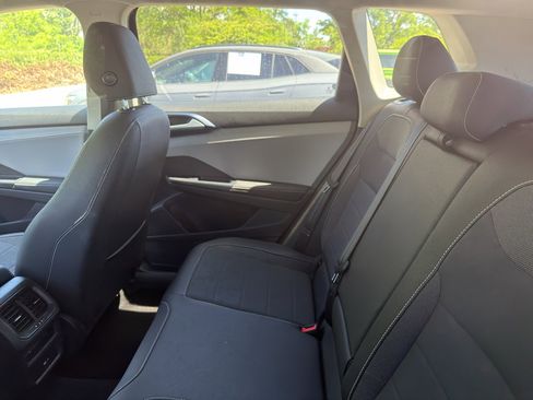 Used 2024 Volkswagen Taos SE FWD image 4