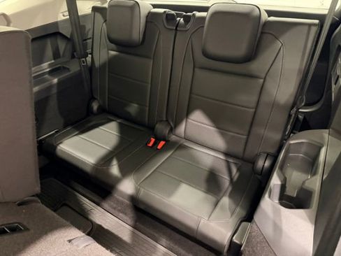 Used 2018 Volkswagen Tiguan SE AWD/4WD image 18