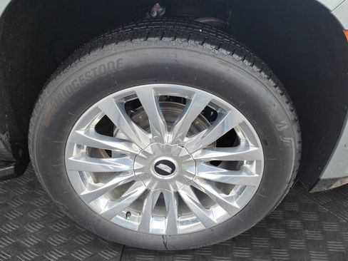 Used 2024 Cadillac Escalade ESV Premium Luxury image 17