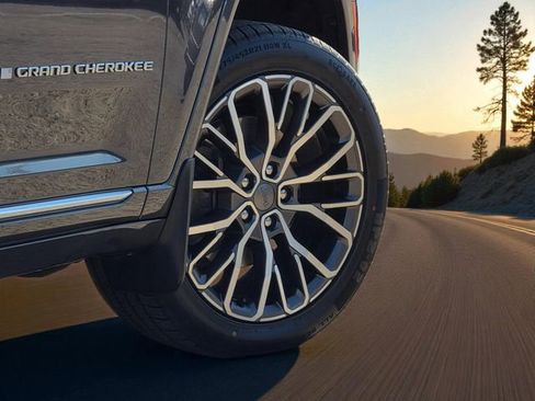 Used 2022 Jeep Grand Cherokee L Summit image 8