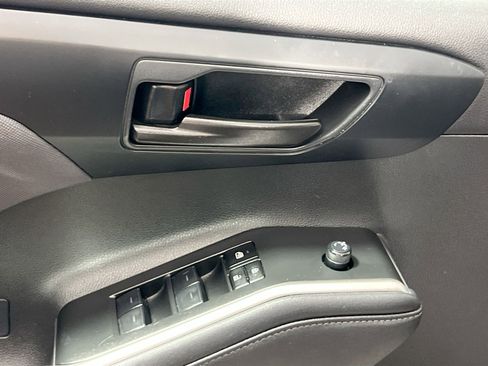 Used 2023 Toyota Highlander LE image 16