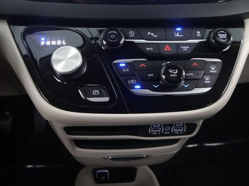 Used 2024 Chrysler Pacifica Touring-L FWD image 50