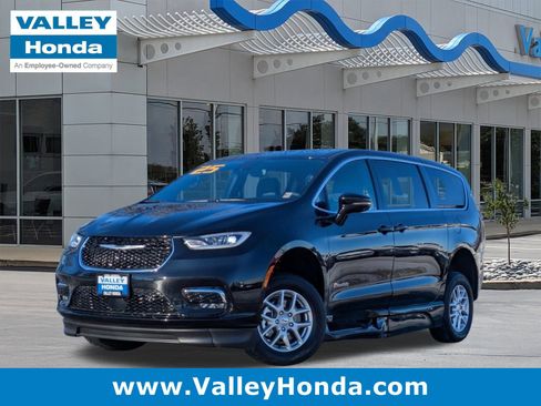 Used 2025 Chrysler Pacifica Select image 1