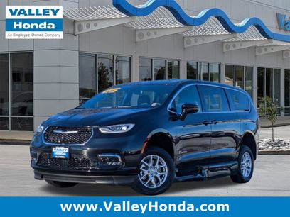 Used 2025 Chrysler Pacifica Select