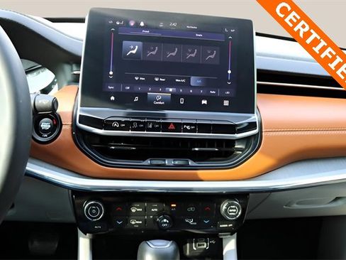 Used 2024 Jeep Compass Limited image 17