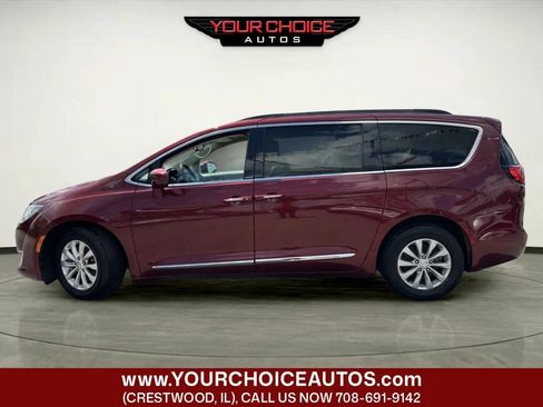 Used 2017 Chrysler Pacifica Touring-L FWD image 2